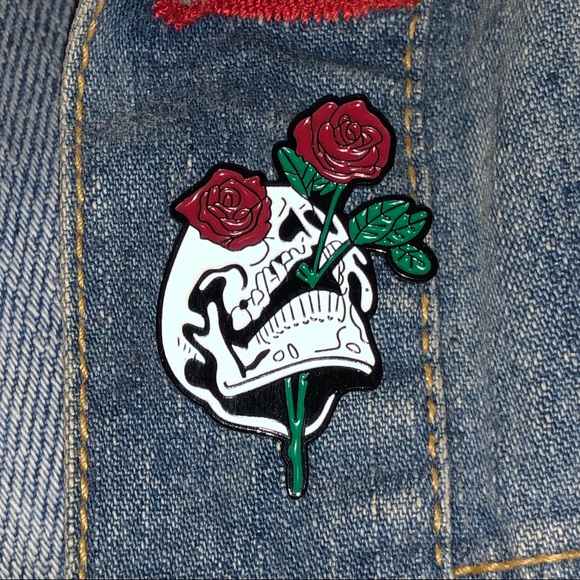 🥀💀 Skull & Roses Pin💀🥀 - Picture 3 of 9